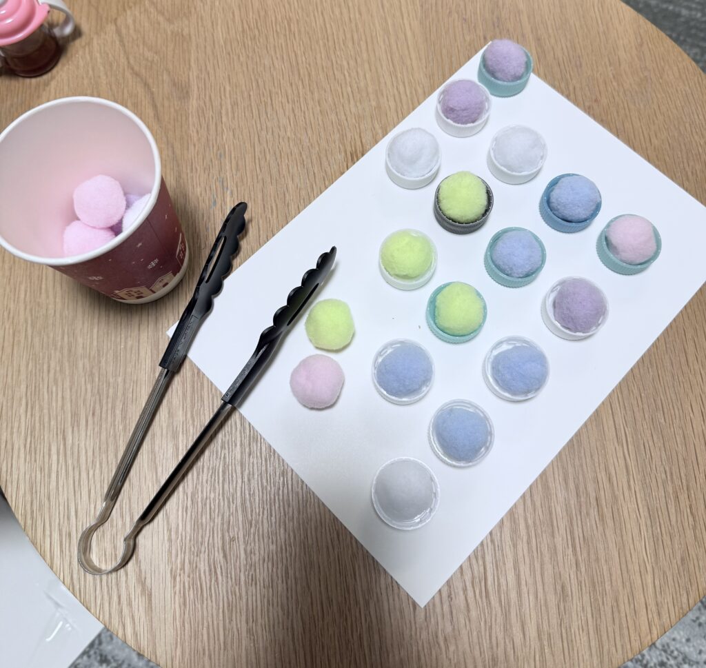 ペットボトルとトングのおもちゃ写真