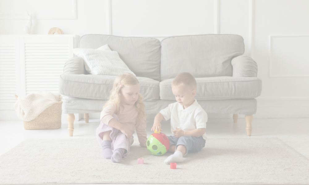 おもちゃで遊ぶ子供2人