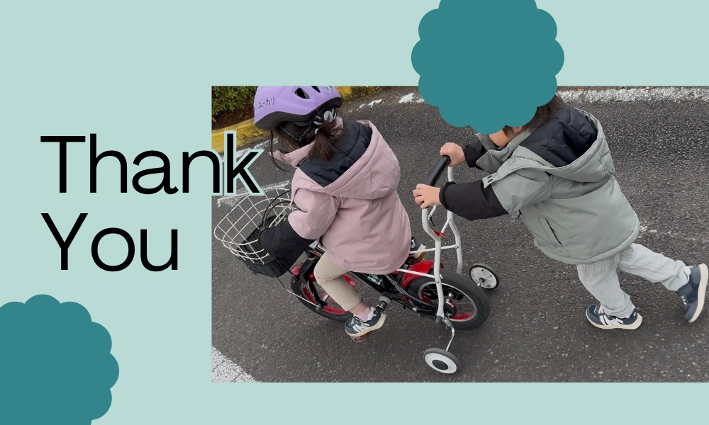 双子の写真/女の子補助輪付きのの自転車乗る。男の子は後ろから押す画像