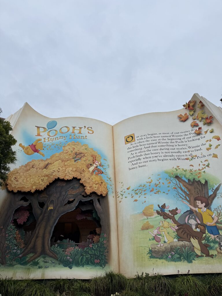 ディズニーランドのハニーハントの入り口の写真