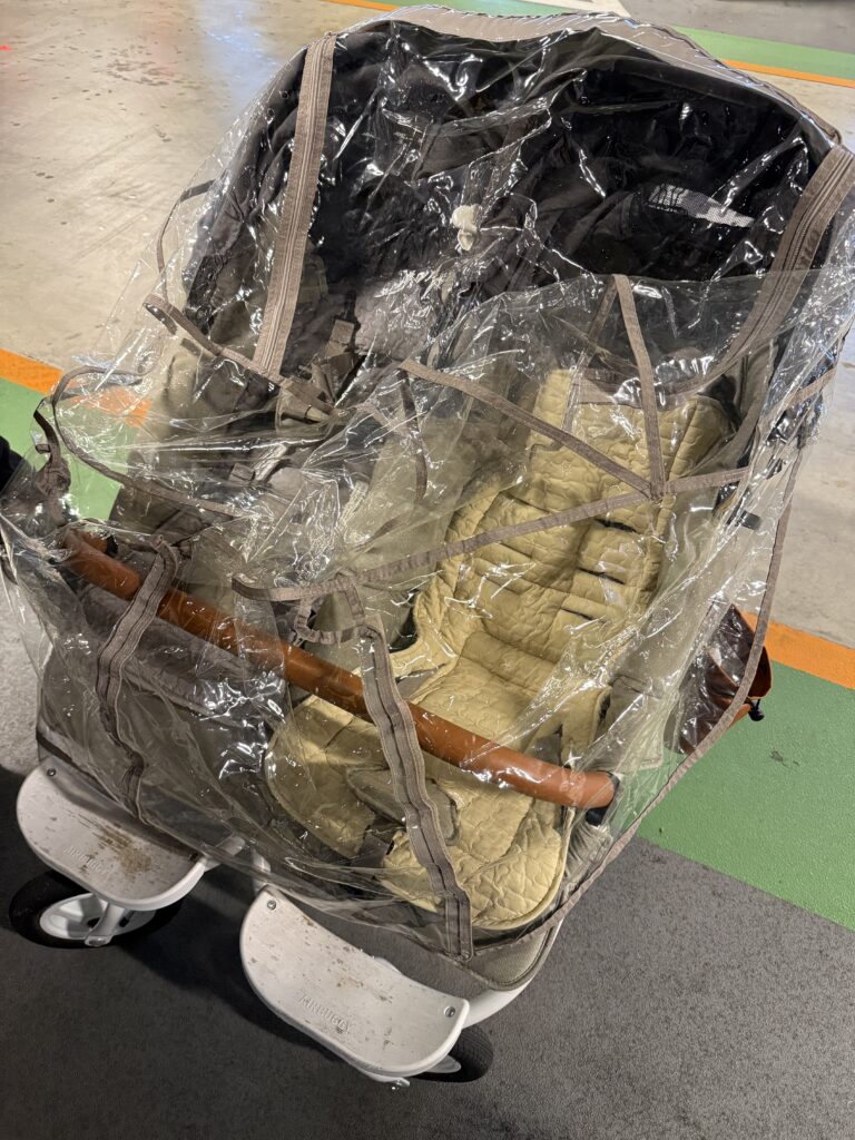 双子ベビーカーにレインカバーをかけた画像