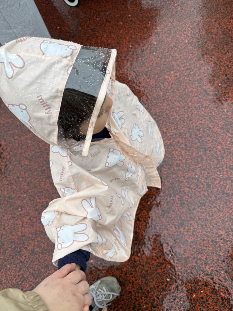 レインコート（ポンチョ）を着ている男の子の写真