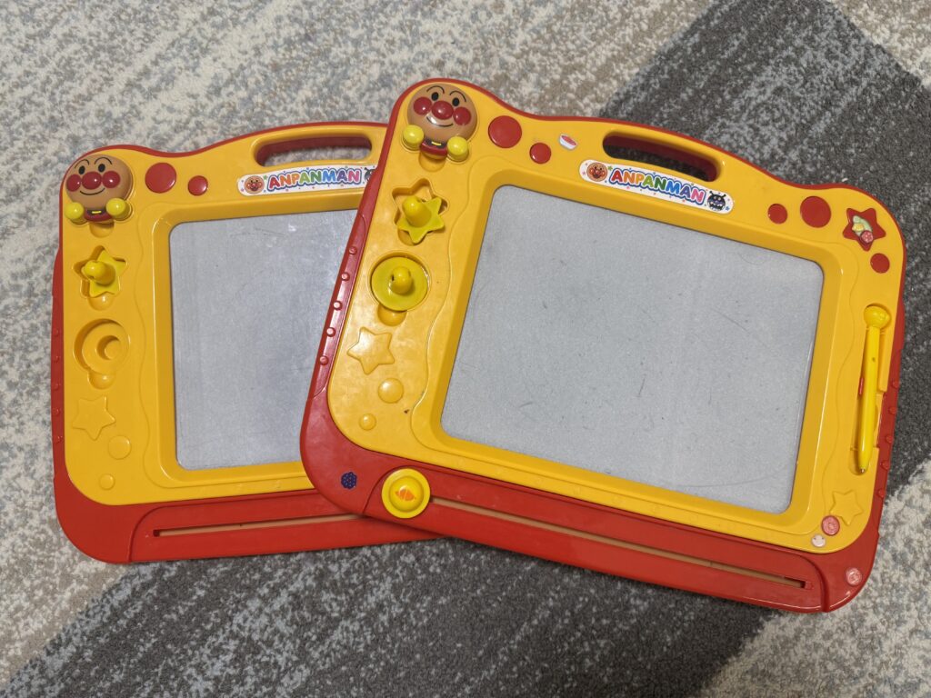 双子用アンパンマンのお絵描きボード2個の写真