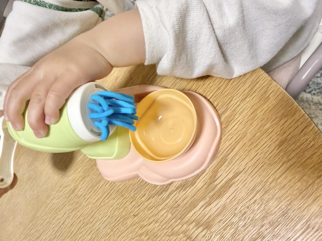 粘土で遊ぶ手元の画像